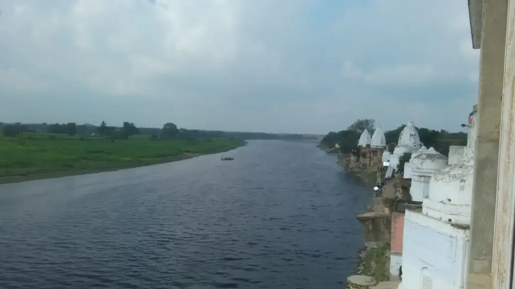 बटेश्वर में यमुना के किनारे मंदिर और घाट, 2017 की फाइल फोटो