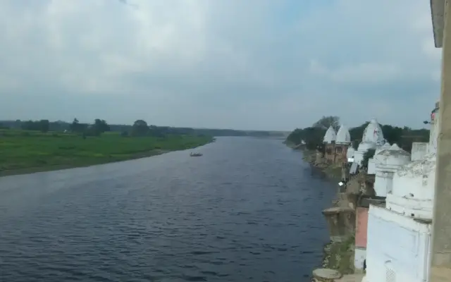 बटेश्वर में यमुना के किनारे मंदिर और घाट, 2017 की फाइल फोटो