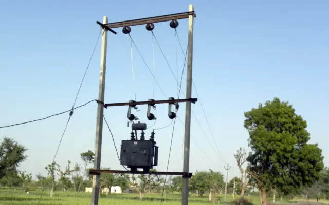 खेत के पास लगा बिजली वितरण ट्रांसफॉर्मर; सामान्य फाइल फोटो