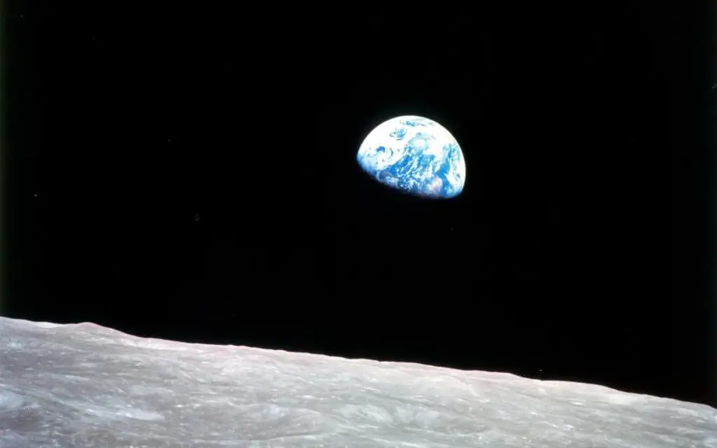 अपोलो 8 से ली गई पृथ्वी और चंद्र सतह की 1968 की फाइल तस्वीर